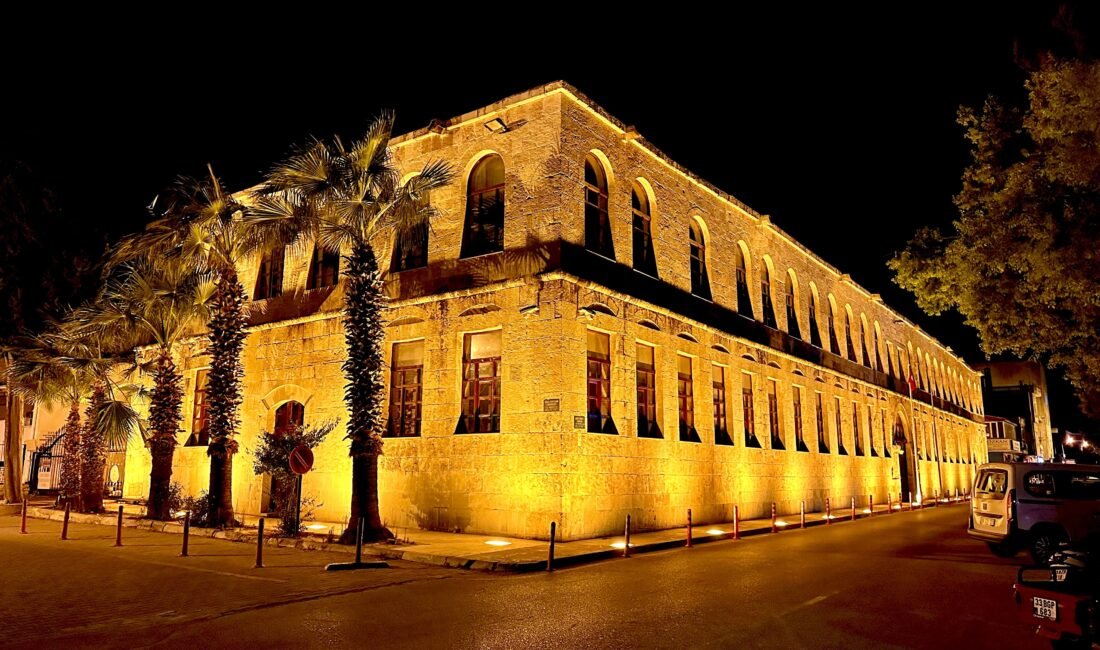 Silifke Hükümet Konağı gece görüntüsüyle ilçeye değer katıyor Mersin‘in Silifke ilçesinde tarihi Hükümet Konağı, yapılan ışıklandırma çalışmasının ardından