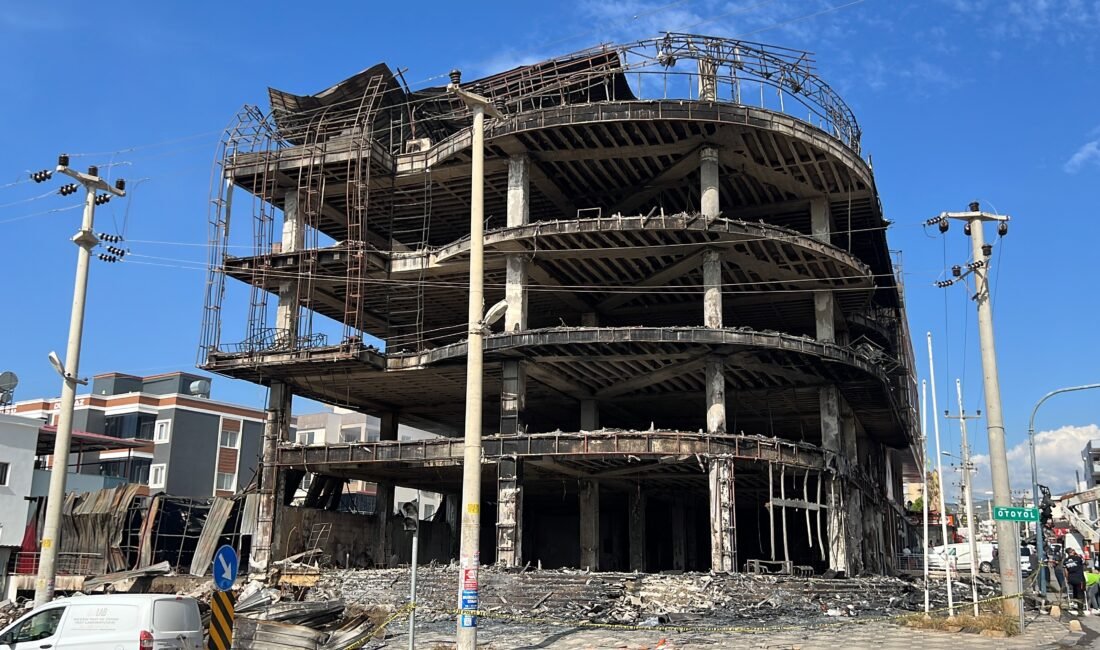 Mersin’deki mobilya mağazası küle döndü, soğutma çalışması sabaha kadar sürdü Mersin’in Mezitli ilçesinde 4 katlı mobilya imalat ve satış mağazasında