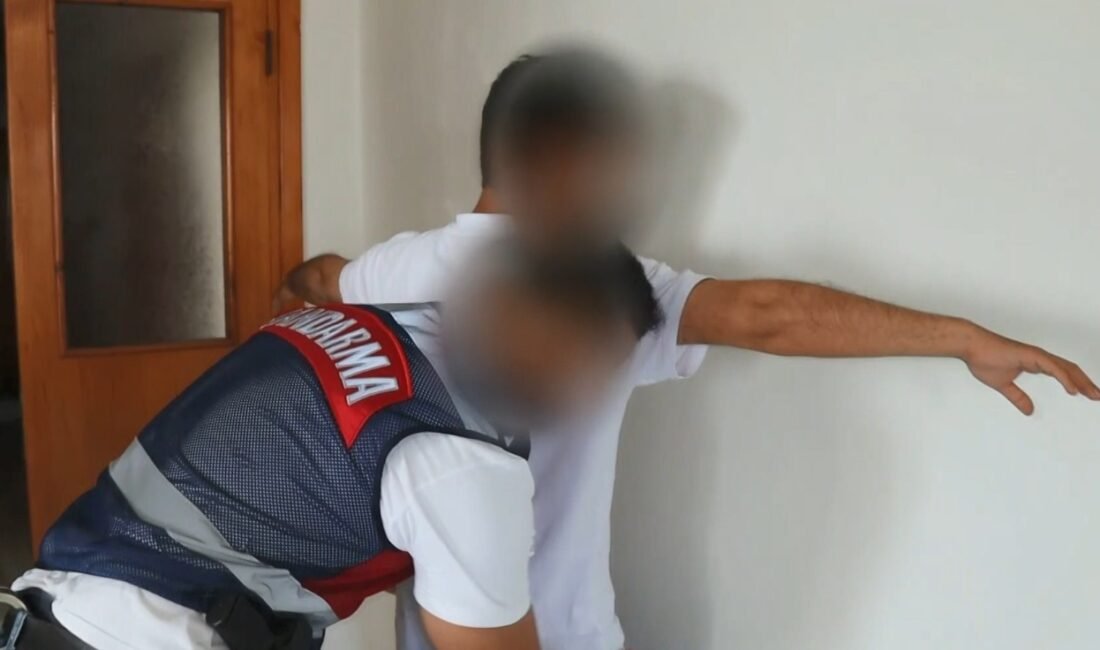Mersin’de sahte sosyal medya hesapları üzerinden ulaştıkları bazı kişilerin müstehcen