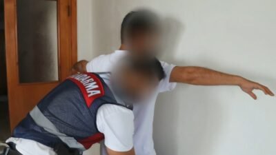 Mersin’de sahte sosyal medya hesapları üzerinden ulaştıkları bazı kişilerin müstehcen