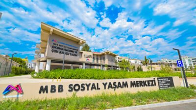 BÜYÜKŞEHİR’İN SİLİFKE SOSYAL YAŞAM MERKEZİ, YAZ DÖNEMİNDE DE SİLİFKELİLERİN BULUŞMA NOKTASI Mersin Büyükşehir Belediyesi’nin ‘Silifke Sosyal Yaşam Merkezi’; farklı yaş gruplarının eğitimden