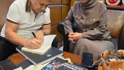 Küresel Gazeteciler Konseyi (KGK) Genel Başkanı Mehmet Ali Dim, Londra’da