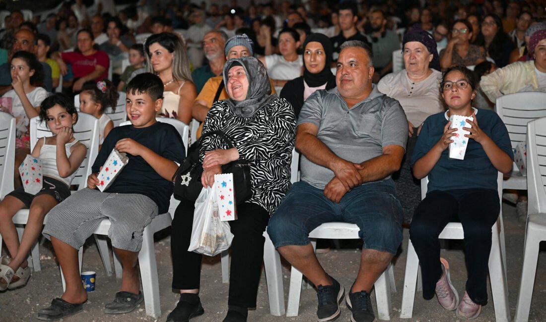 MERSİN BÜYÜKŞEHİR’İN AÇIK HAVA SİNEMASI BU KEZ TARSUS’TA Açık hava sineması nostaljisini yaz boyunca Mersinlilere yaşatan Mersin Büyükşehir