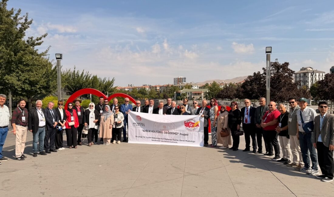 KGK’dan Kırşehir’e AHİLİK çıkarması Küresel Gazeteciler Konseyi (KGK) üyesi gazeteciler Kırşehir Valiliği’nin düzenlediği Ahilik