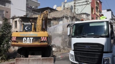 Toroslar Belediyesi, vatandaşların can ve mal güvenliğini tehdit eden, çevre