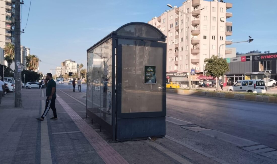 Mersin’de reklam panolarındaki hareketlilik de ekonomik koşullardan etkileniyor. Şehrin işlek