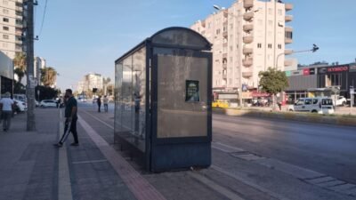 Mersin’de reklam panolarındaki hareketlilik de ekonomik koşullardan etkileniyor. Şehrin işlek