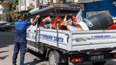 Mersin’in Yenişehir ilçesinde yayaların kaldırımları rahat ve güvenli şekilde kullanabilmesi