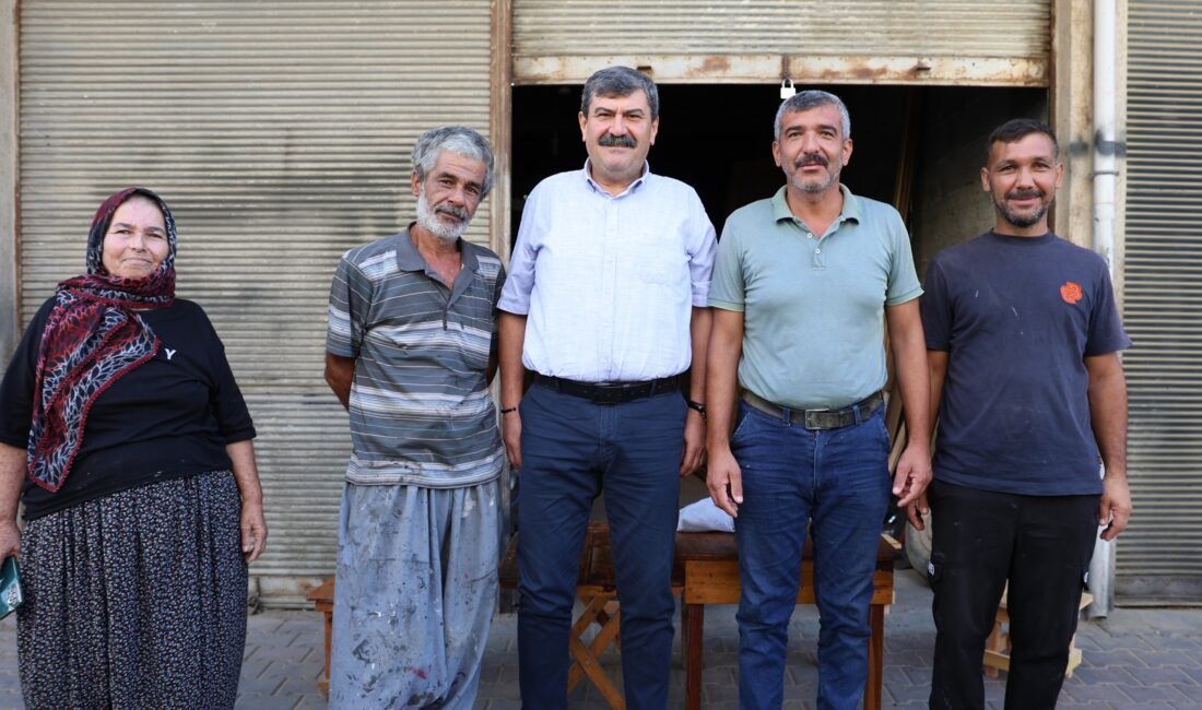 Toroslar Belediye Başkanı Abdurrahman Yıldız, güne ilçenin farklı mahallelerindeki esnafları