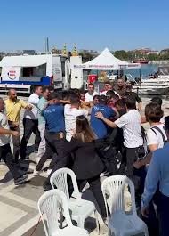 GAZETECİLERE SALDIRI: GEMİ KAZASINI TAKİP EDEN KAMERAMAN DARP EDİLDİ İstanbul’da meydana gelen gemi kazasını takip eden gazetecilere yönelik saldırı