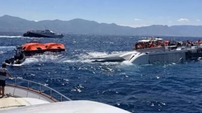Kuzey Kıbrıs Türk Cumhuriyeti (KKTC) Başbakanı Ünal Üstel, Girne açıklarında