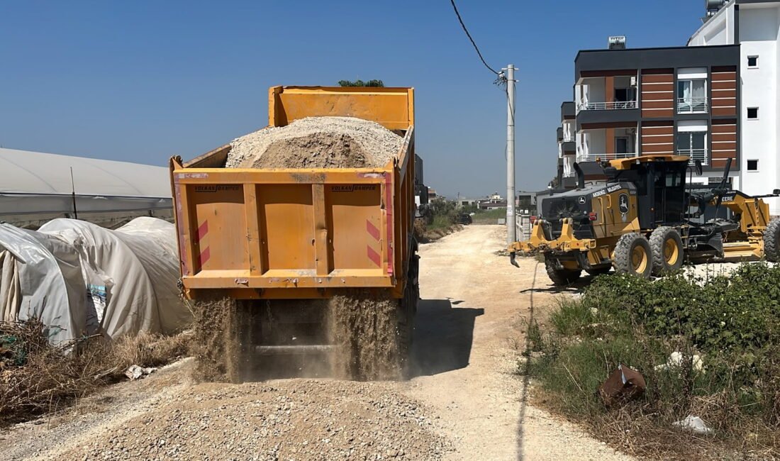 Tonlarca moloz ve tarımsal atık da toplandı Akdeniz Belediyesi, ilçe sakini vatandaşların her türlü ulaşımını kolaylaştırmak amacıyla