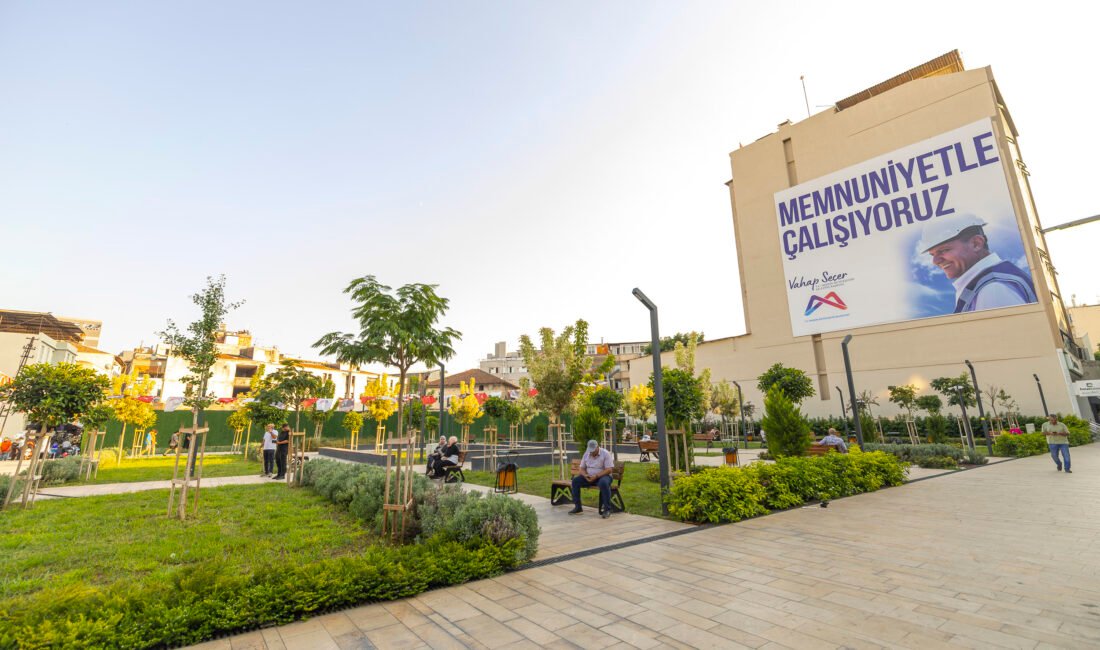 ‘KIRMIZI LACİVERT KENT MEYDANI’ İLE ÇARŞI’YA NEFES GELDİ Kente nefes aldıracak projeleri hayata geçiren Mersin Büyükşehir Belediyesi, Kırmızı