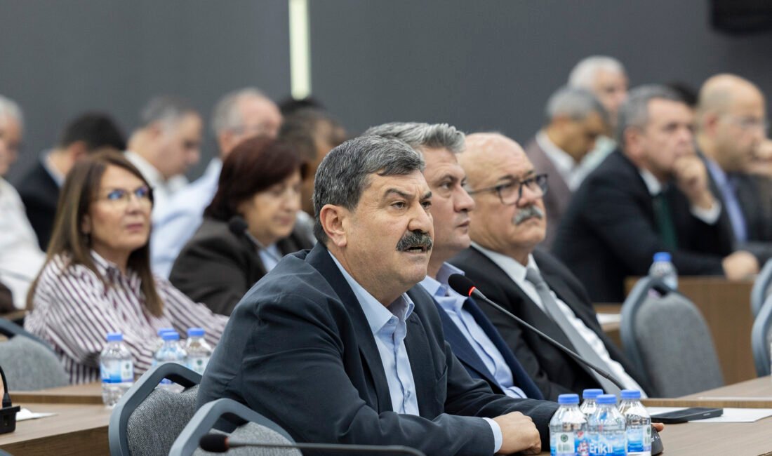 Mersin Büyükşehir Belediyesi Ekim ayı meclis toplantısında konuşan Toroslar Belediye