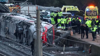 İspanya’da Madrid-Endülüs seferi yapan iki yolcu treninin çarpıştığı ve çok