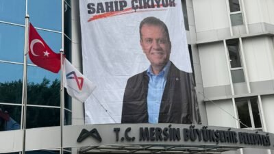 CHP Genel Başkanı Kemal Kılıçdaroğlu, Mersin Büyükşehir Belediyesi önünde toplanan kalabalığa hitap