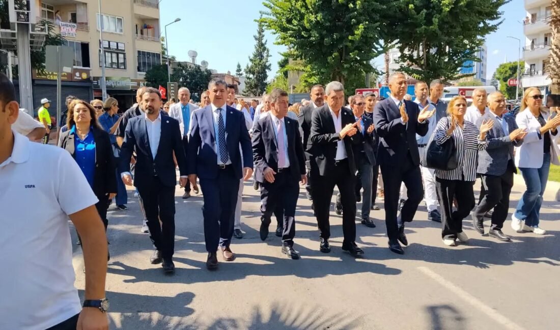 Mersin Büyükşehir Belediye Başkanı Vahap Seçer ile ilçe belediye başkanlarının