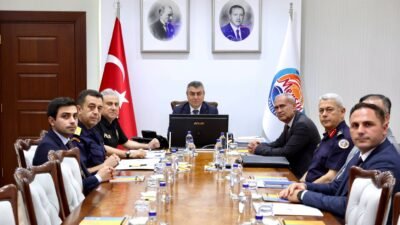 MERSİN’DE 1 HAFTADA 892 ARANAN ŞAHIS YAKALANDI Mersin Valisi Atilla Toros başkanlığında Güvenlik ve Asayiş Değerlendirme Toplantısı