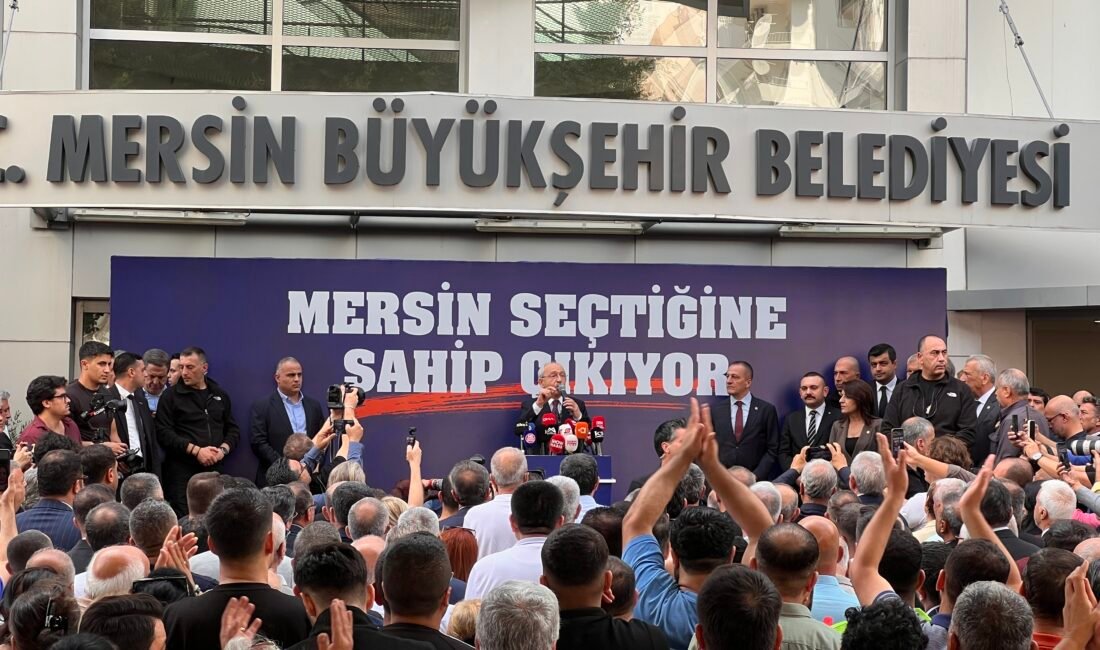 CHP Genel Başkanı Kemal Kılıçdaroğlu, Mersin Büyükşehir Belediyesi önünde toplanan kalabalığa hitap