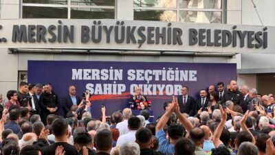 CHP Genel Başkanı Kemal Kılıçdaroğlu, Mersin Büyükşehir Belediyesi önünde toplanan kalabalığa hitap