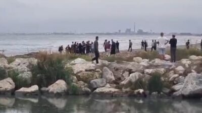 Mersin’in Akdeniz ilçesinde denize giren 3 gençten biri boğularak hayatını