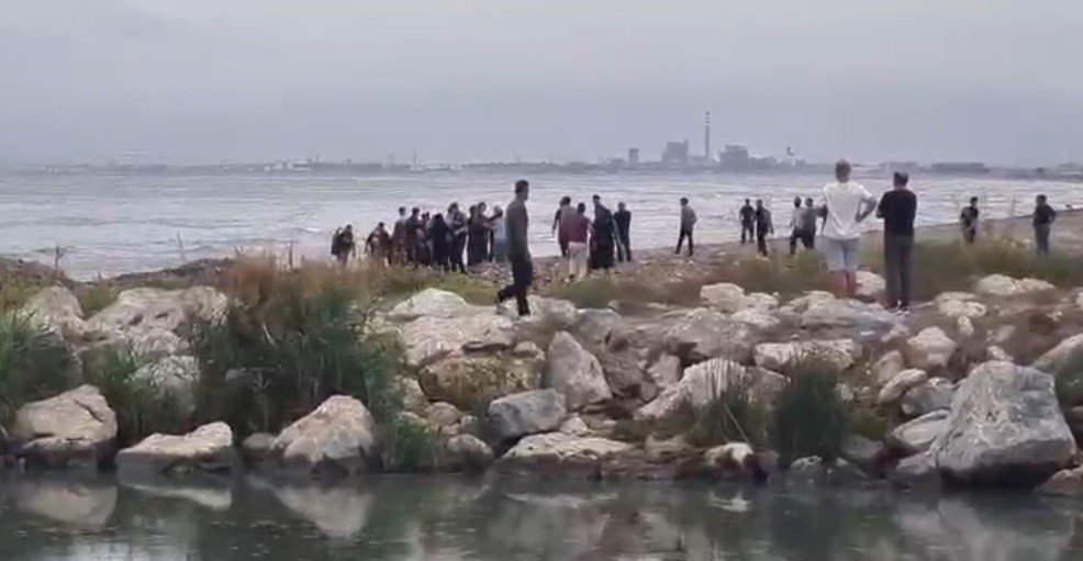Mersin’in Akdeniz ilçesinde denize giren 3 gençten biri boğularak hayatını