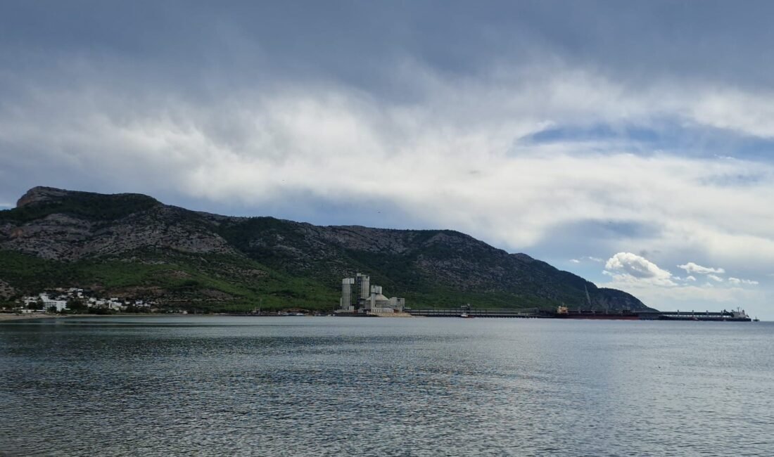 Meteorolojinin uyarısını yaptığı yağışlı havanın ara ara etkili olduğu Mersin’in