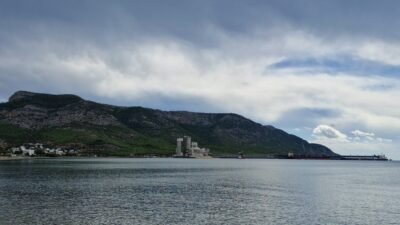 Meteorolojinin uyarısını yaptığı yağışlı havanın ara ara etkili olduğu Mersin’in