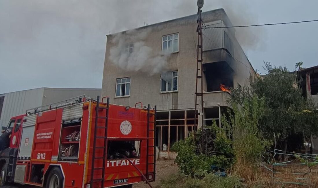 Mersin’in Mut ilçesinde bir evde çıkan yangın söndürülürken mahsur kalan