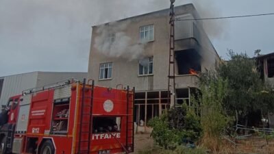 Mersin’in Mut ilçesinde bir evde çıkan yangın söndürülürken mahsur kalan