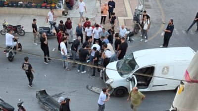 Mersin’in Tarsus ilçesinde hafif ticari araç ile motosikletin çarpışması sonucu
