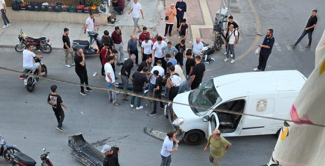 Mersin’in Tarsus ilçesinde hafif ticari araç ile motosikletin çarpışması sonucu