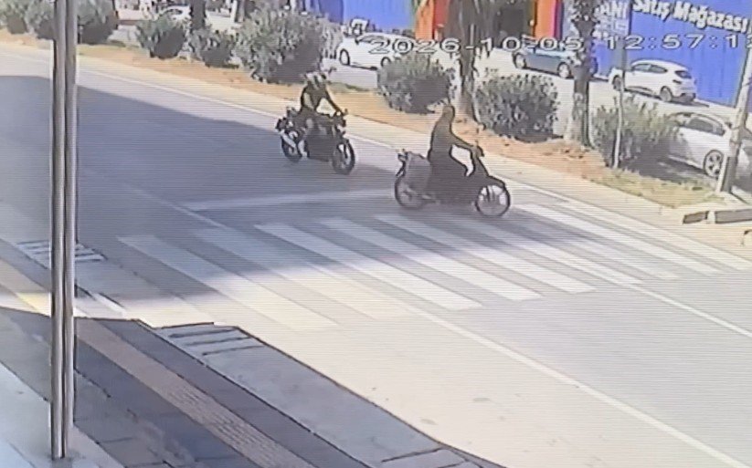 Motosikletler çarpıştı, sürücülerden biri hayatını kaybetti: Kaza anı kamerada Mersin‘in Erdemli ilçesinde iki motosiklet çarpıştı, sürücülerden biri hayatını kaybetti.