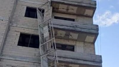Mersin’in Tarsus ilçesinde bir inşaatta sıva yaparken iskeleden düşen 2