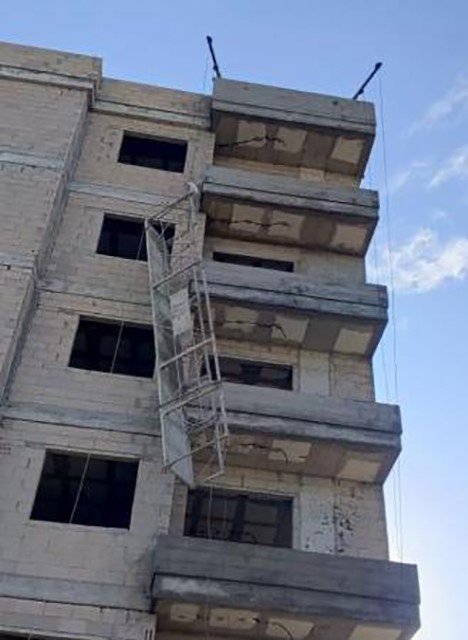 Mersin’in Tarsus ilçesinde bir inşaatta sıva yaparken iskeleden düşen 2