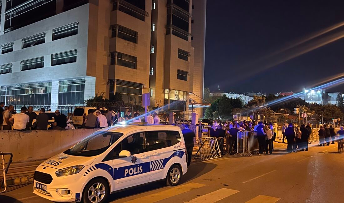 Mersin’de Başkan Seçer dahil 3 belediye başkanı tutuklama talebiyle mahkemeye sevk edildi Mersin Büyükşehir Belediye Başkanı Vahap Seçer, Yenişehir Belediye Başkanı Abdullah