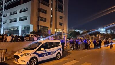 Mersin’de Başkan Seçer dahil 3 belediye başkanı tutuklama talebiyle mahkemeye sevk edildi Mersin Büyükşehir Belediye Başkanı Vahap Seçer, Yenişehir Belediye Başkanı Abdullah