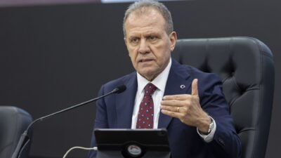 Mersin Büyükşehir Belediyesine yönelik soruşturmada Başkan Seçer ile 25 kişi mahkemeye sevk edildi Mersin Büyükşehir Belediyesine yönelik yürütülen soruşturma kapsamında aralarında Büyükşehir Belediye