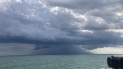 Mersin‘in Erdemli ilçesi sınırlarından Akdeniz’de görünen hortum çıktı, ardından şimşekler