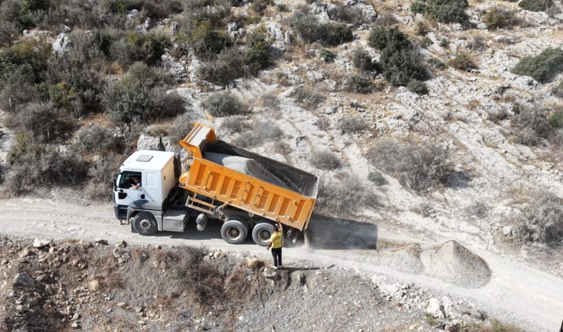 Tarsus Belediyesi, kırsal mahallelerde yol şartlarının iyileştirilmesi amacıyla çalışmalarını sürdürüyor.