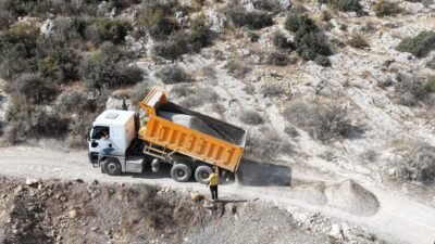 Tarsus Belediyesi, kırsal mahallelerde yol şartlarının iyileştirilmesi amacıyla çalışmalarını sürdürüyor.