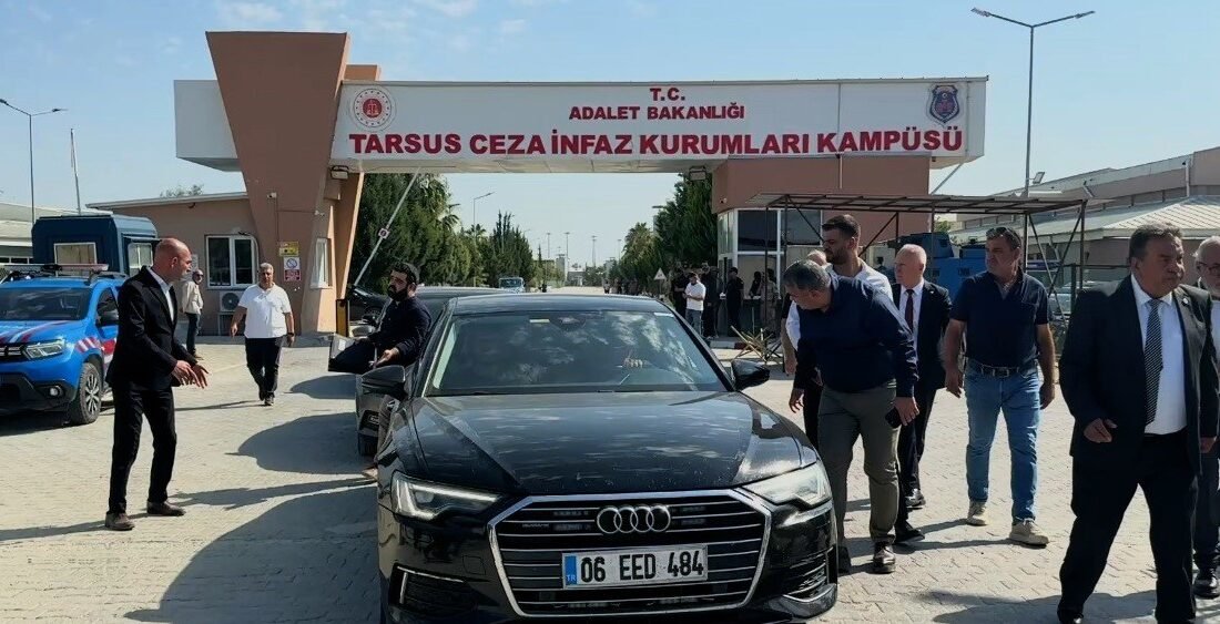 Özgür Özel, Vahap Seçer ve belediye başkanlarını ziyaret etti Yeni Parti Genel Başkanı Özgür Özel ve beraberindeki heyet, Tarsus