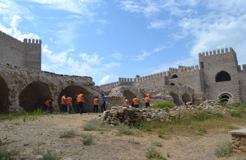 Mersin’in Anamur ilçesinde açık ceza infaz kurumu hükümlüleri tarihi mekanlarda