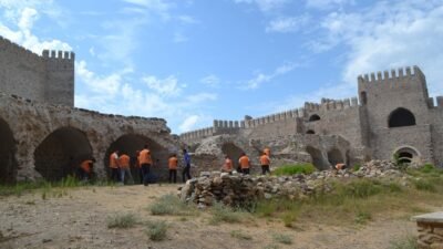 Mersin’in Anamur ilçesinde açık ceza infaz kurumu hükümlüleri tarihi mekanlarda