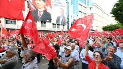 Özgür Özel’den Mersin’de butlan tepkisi: “Vahap Seçer bizim yol arkadaşımızdır” Yeni Parti Genel Başkanı Özgür Özel, butlan tartışmaları ve siyasi