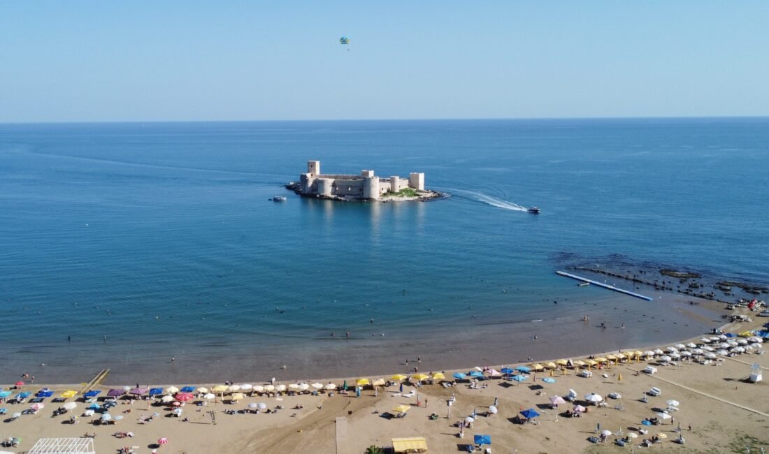 Sonbaharda deniz keyfi: Sıcaklıklar tekrar arttı sahillerde yoğunluk başladı Türkiye’nin önemli turizm noktalarından Mersin’de sezon bitmesine rağmen sakinliği sevenler,