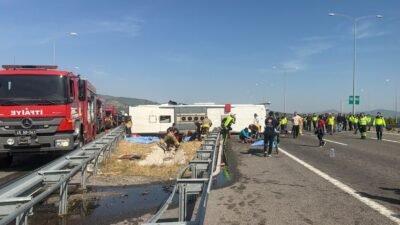 Manisa’da katliam gibi kaza Manisa‘nın Akhisar ilçesi İstanbul Orhangazi-İzmir otoyolunda tır ile yolcu otobüsünün