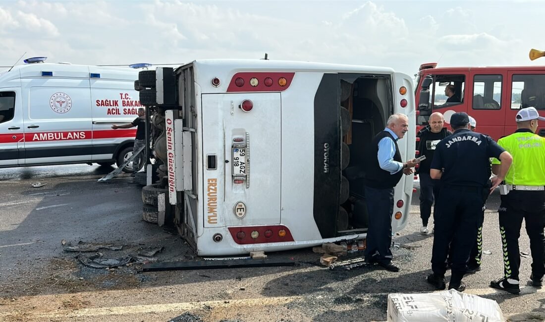 Antalya-Isparta yolunda midibüs devrilmesi sonucu meydana gelen kazada yaralıların olduğu