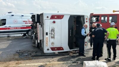 Antalya-Isparta yolunda midibüs devrilmesi sonucu meydana gelen kazada yaralıların olduğu