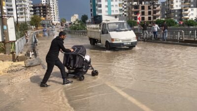 Mersin‘in Erdemli ilçesinde etkili olan kuvvetli yağış nedeniyle yollarda su